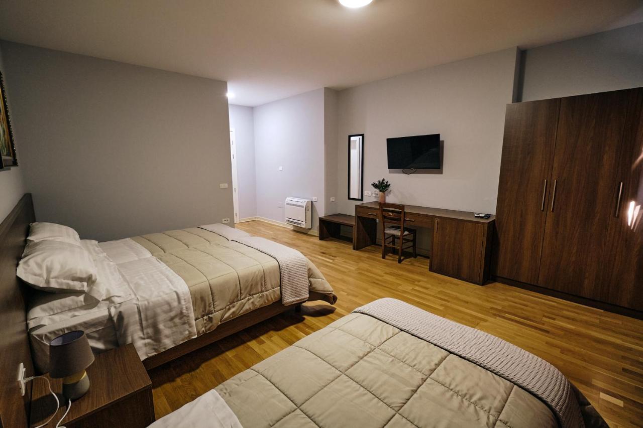 In Center Hotel Tirana Kültér fotó